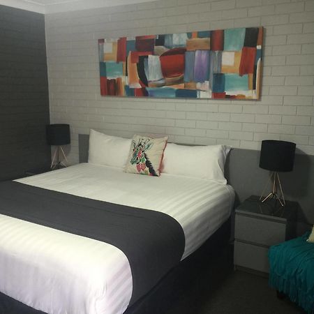 Blue Violet Motor Inn Тувумба Экстерьер фото