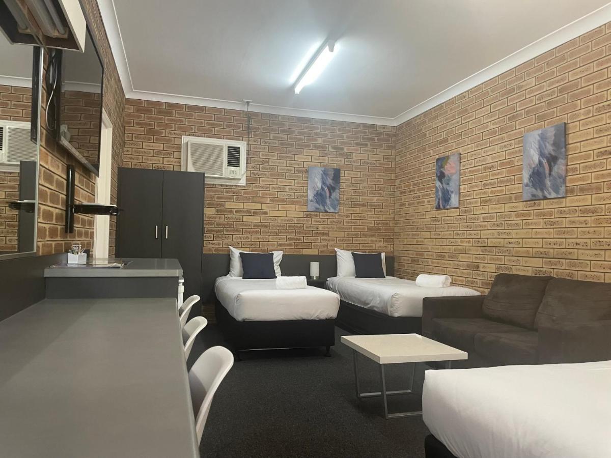 Blue Violet Motor Inn Тувумба Экстерьер фото