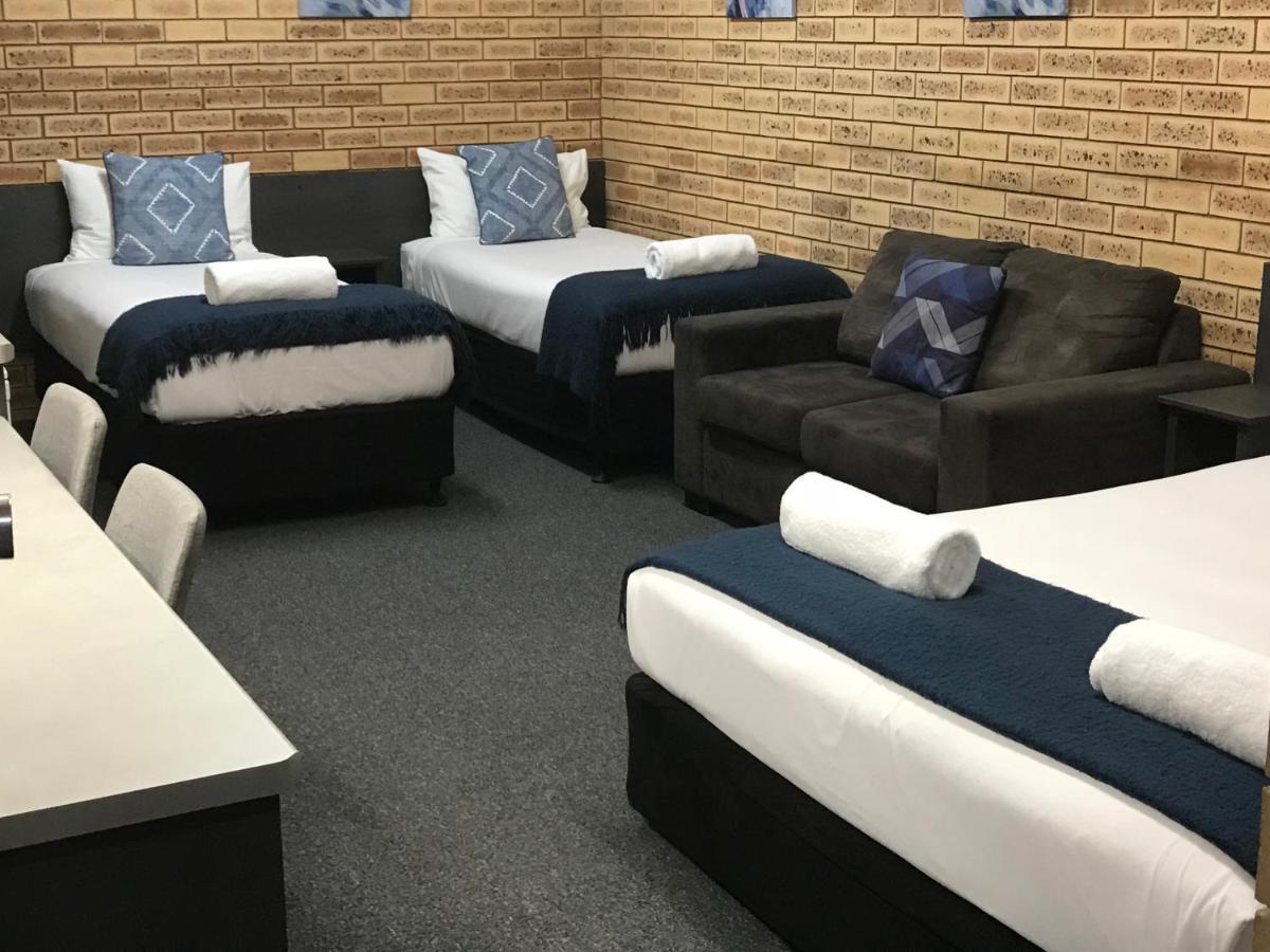 Blue Violet Motor Inn Тувумба Экстерьер фото