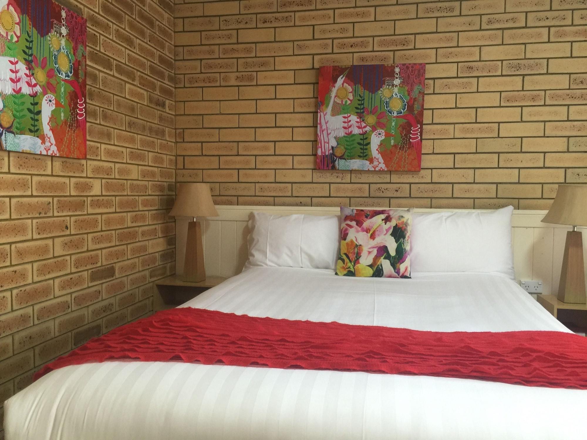 Blue Violet Motor Inn Тувумба Экстерьер фото