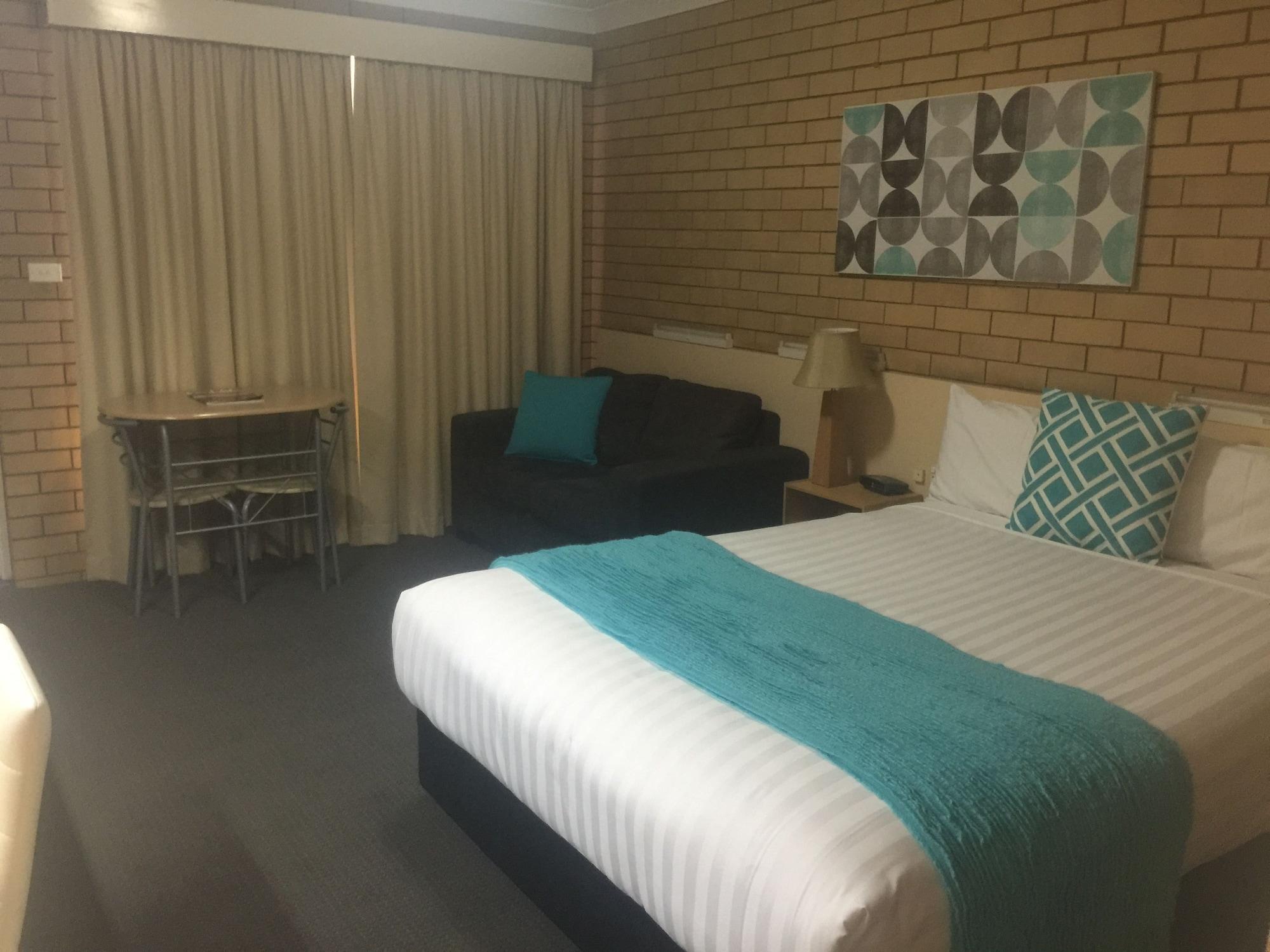 Blue Violet Motor Inn Тувумба Экстерьер фото