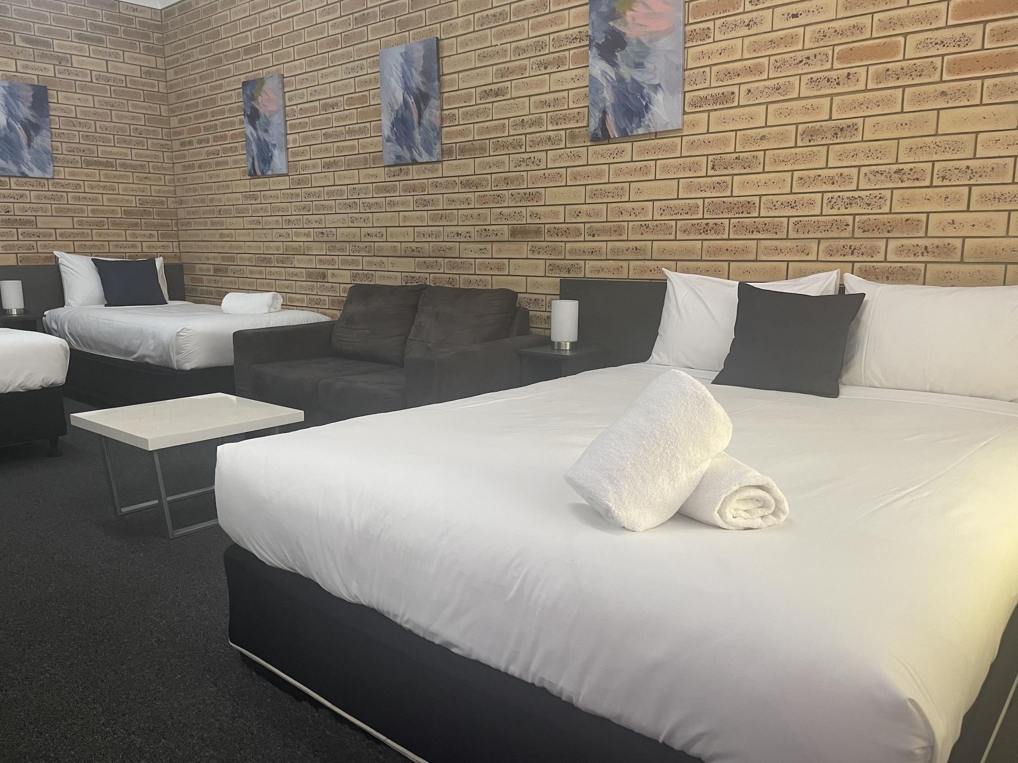 Blue Violet Motor Inn Тувумба Экстерьер фото