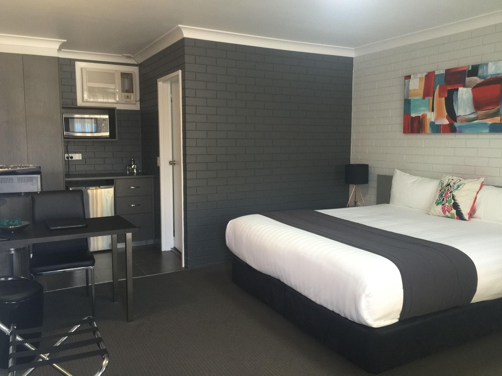 Blue Violet Motor Inn Тувумба Экстерьер фото