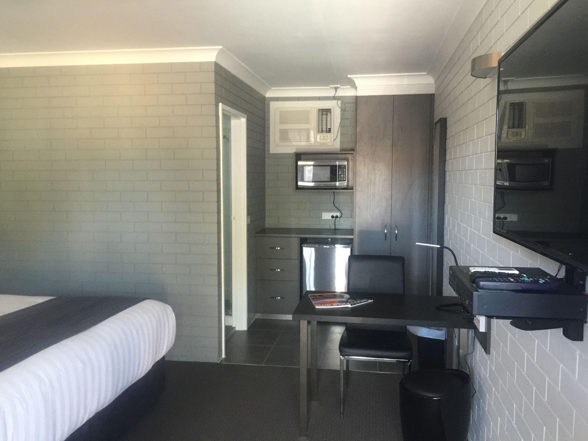 Blue Violet Motor Inn Тувумба Экстерьер фото