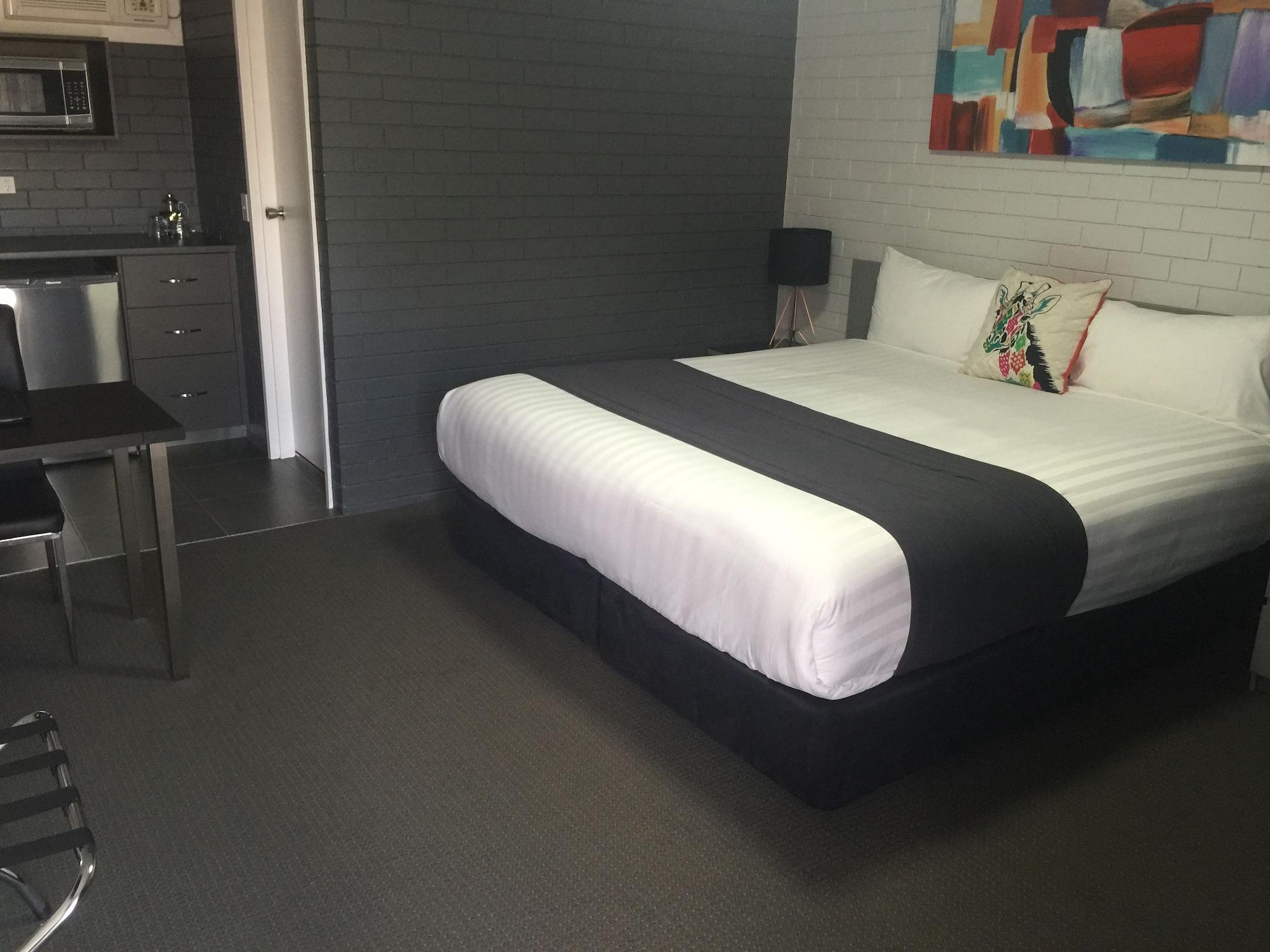Blue Violet Motor Inn Тувумба Экстерьер фото