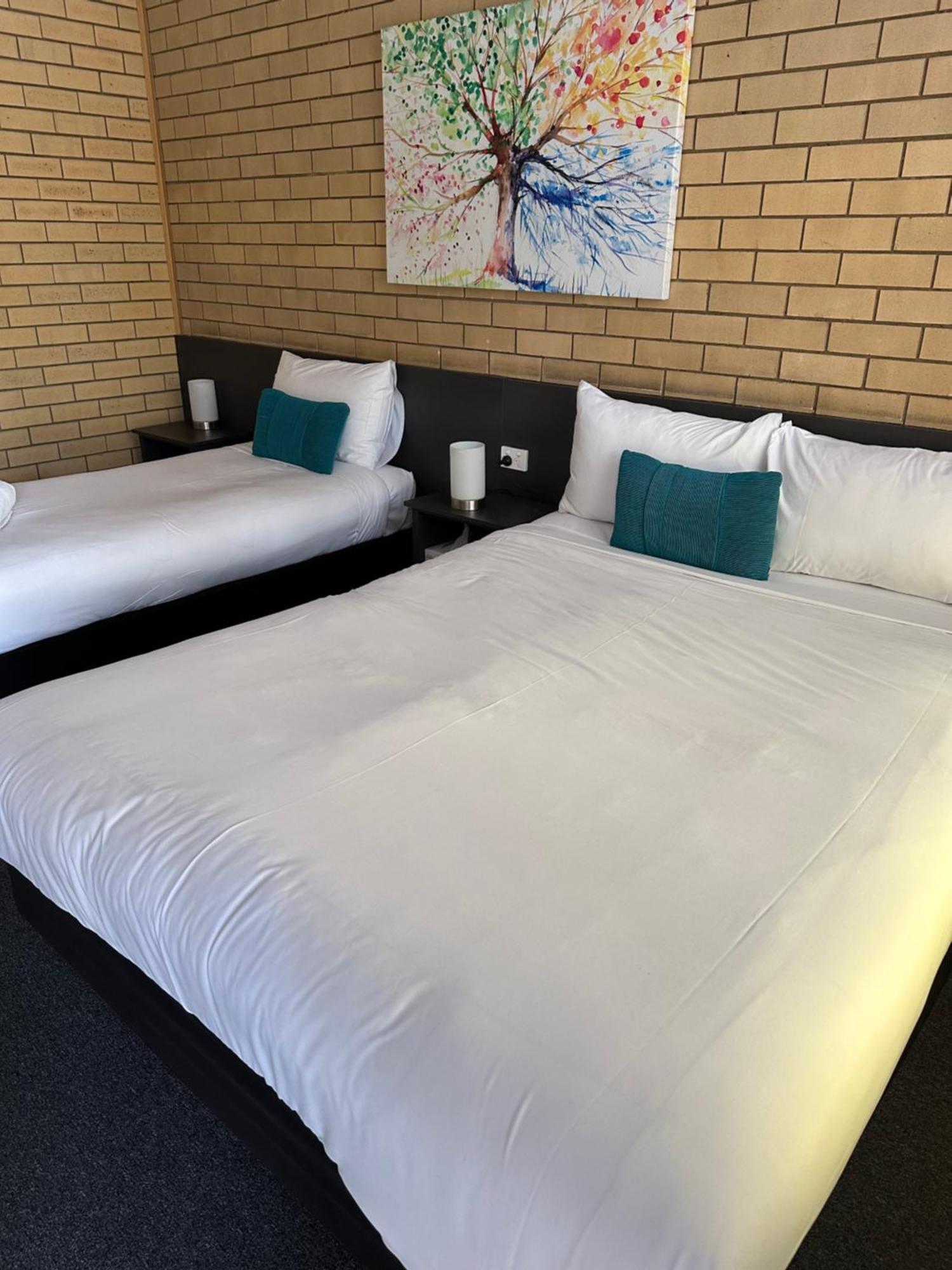 Blue Violet Motor Inn Тувумба Экстерьер фото