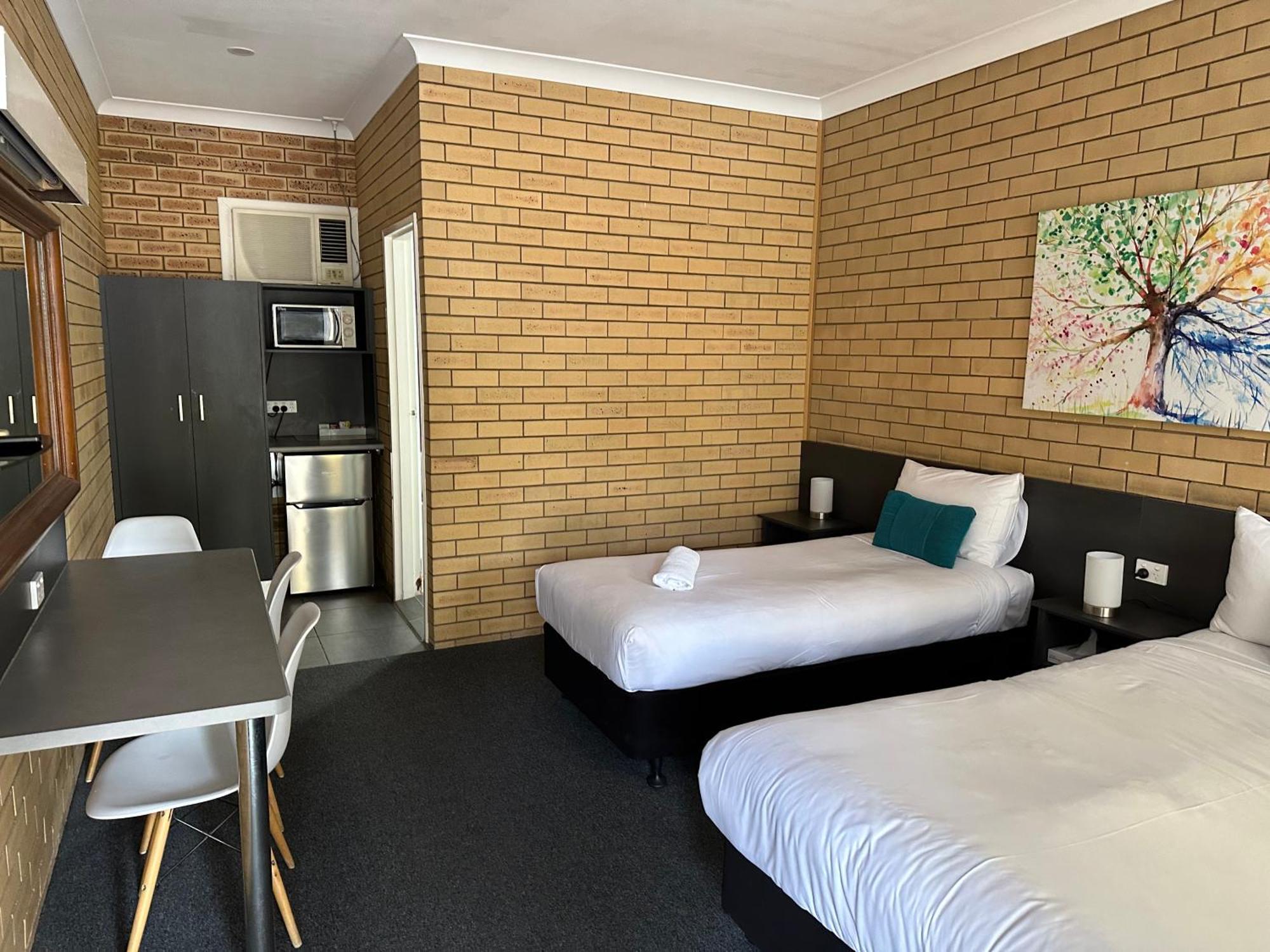 Blue Violet Motor Inn Тувумба Экстерьер фото
