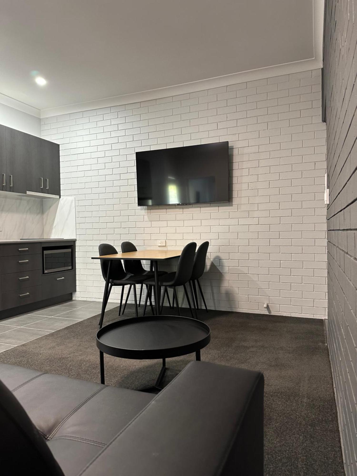 Blue Violet Motor Inn Тувумба Экстерьер фото