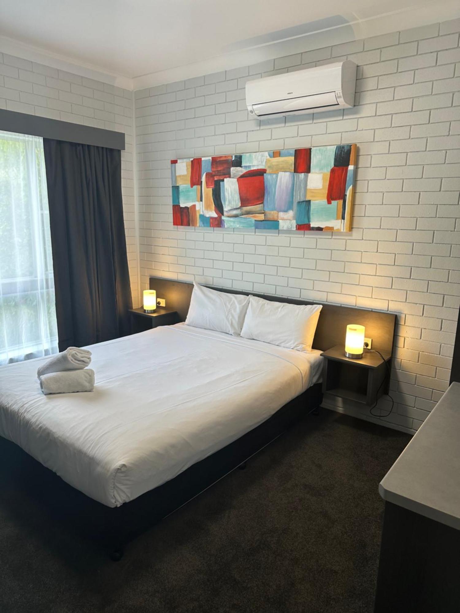Blue Violet Motor Inn Тувумба Экстерьер фото