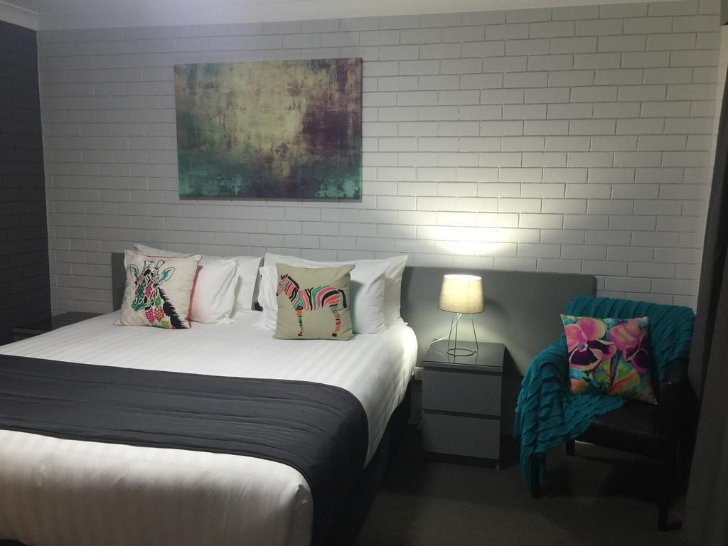 Blue Violet Motor Inn Тувумба Экстерьер фото