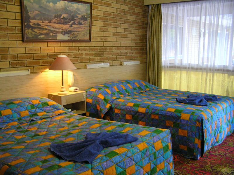 Blue Violet Motor Inn Тувумба Экстерьер фото