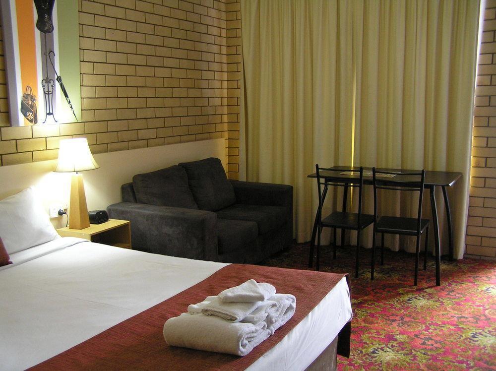Blue Violet Motor Inn Тувумба Экстерьер фото