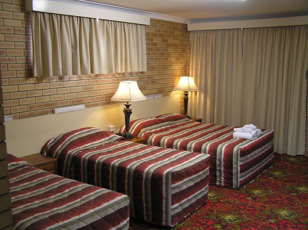Blue Violet Motor Inn Тувумба Экстерьер фото