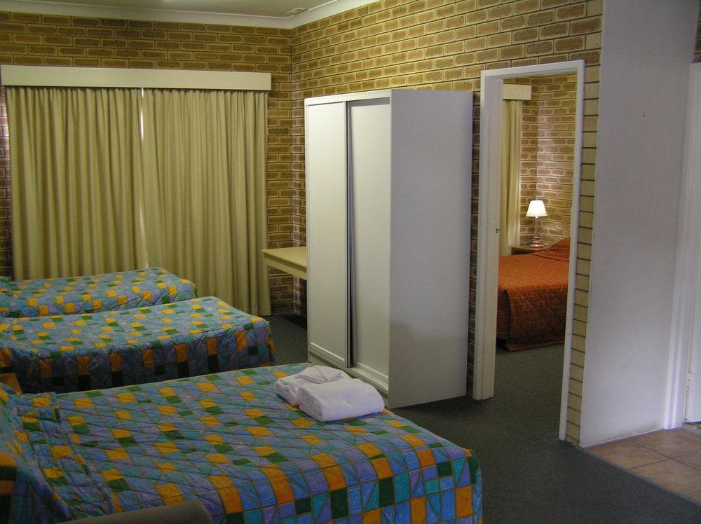 Blue Violet Motor Inn Тувумба Экстерьер фото