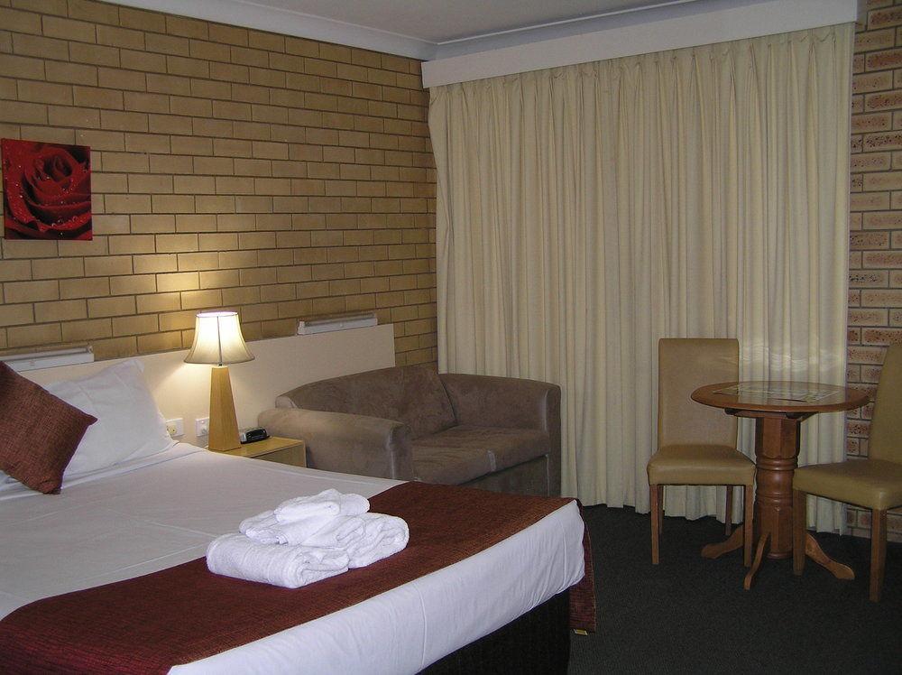 Blue Violet Motor Inn Тувумба Экстерьер фото