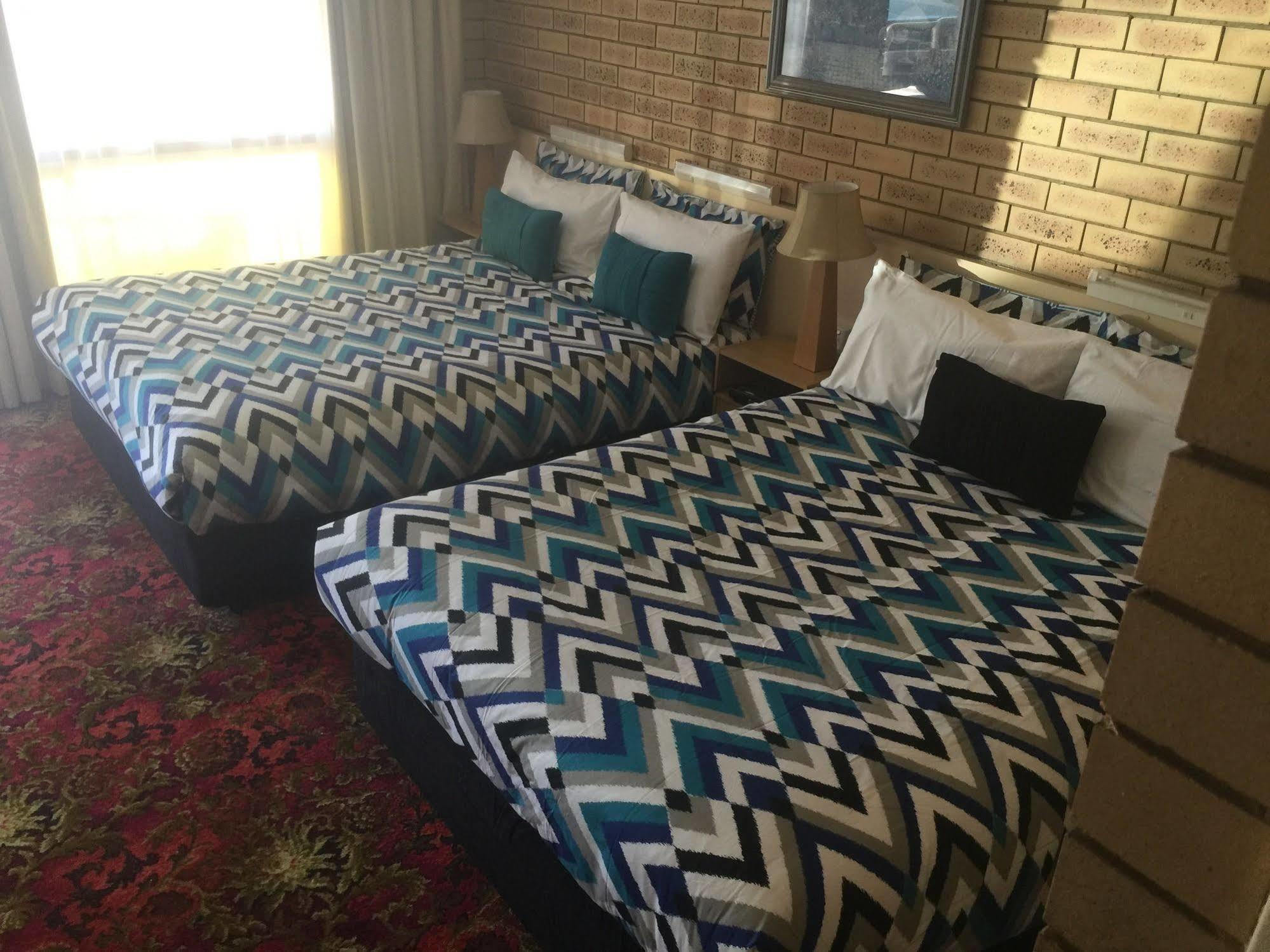 Blue Violet Motor Inn Тувумба Экстерьер фото