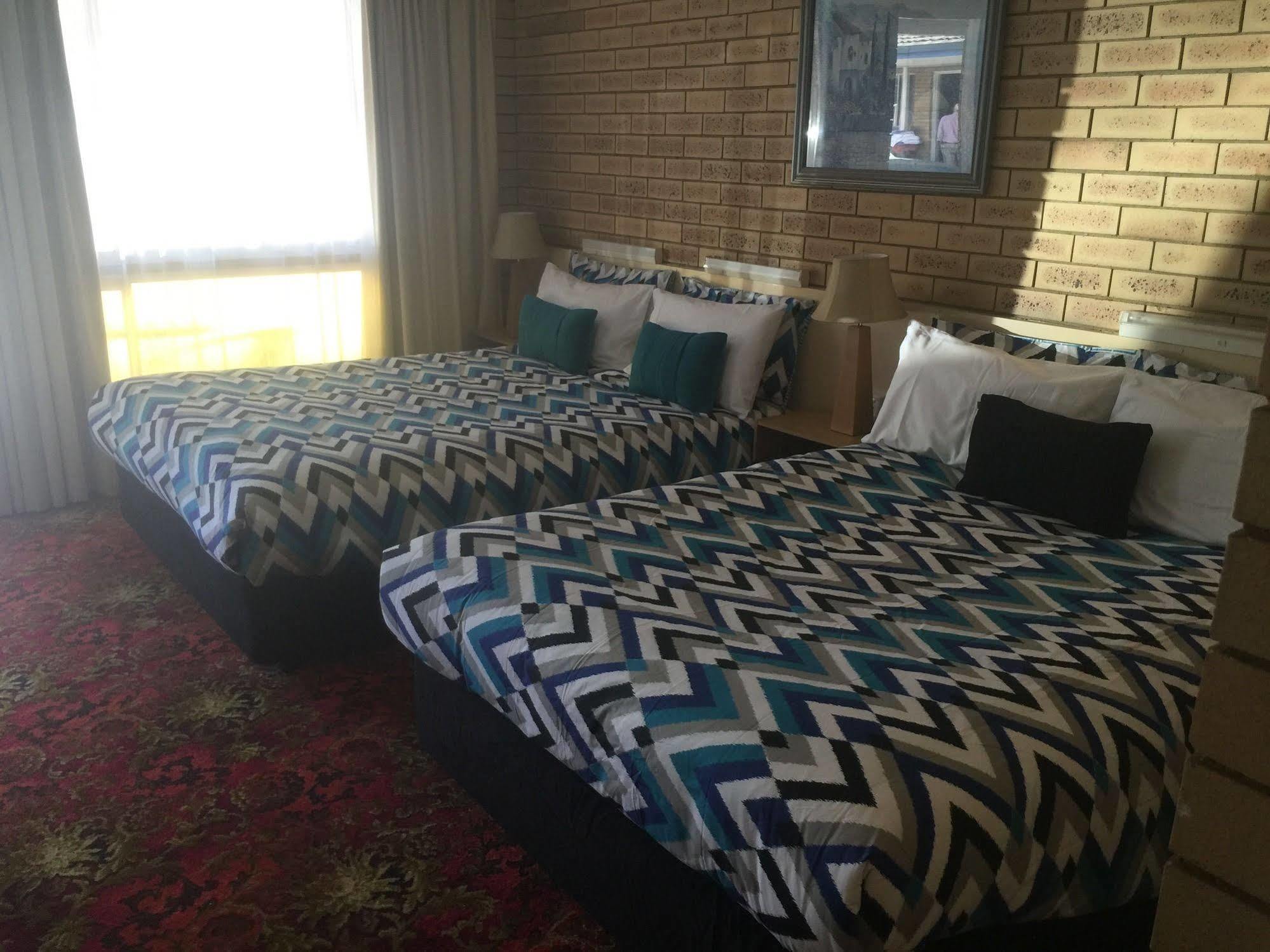 Blue Violet Motor Inn Тувумба Экстерьер фото