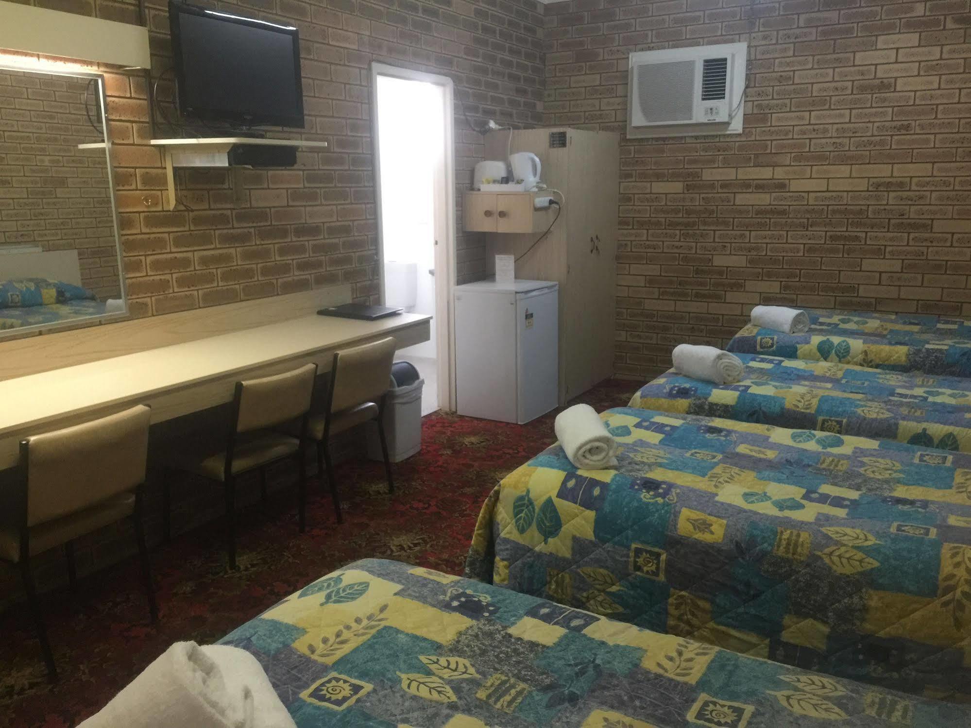 Blue Violet Motor Inn Тувумба Экстерьер фото