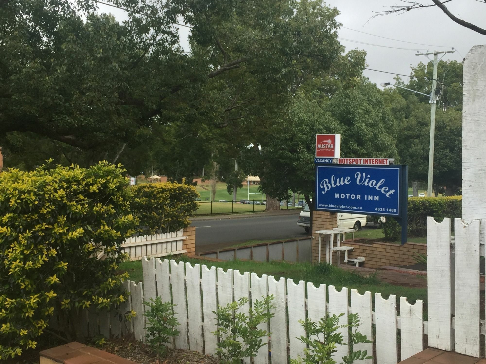 Blue Violet Motor Inn Тувумба Экстерьер фото